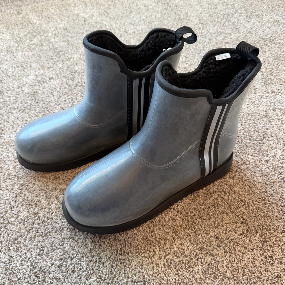 Time and Tru Women's Winter Boots with Faux Sherpa Lining. Size 10